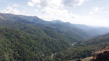 Charmadi Ghat, Karnataka, Hindistan 'daki vadi ve tepelerin manzarası.