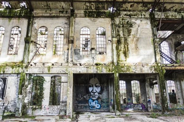 Homlokzati graffiti egy régi gyár — Stock Fotó