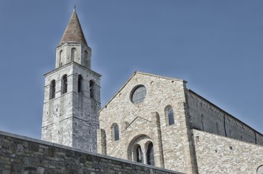Çan kulesiyle eski kilise