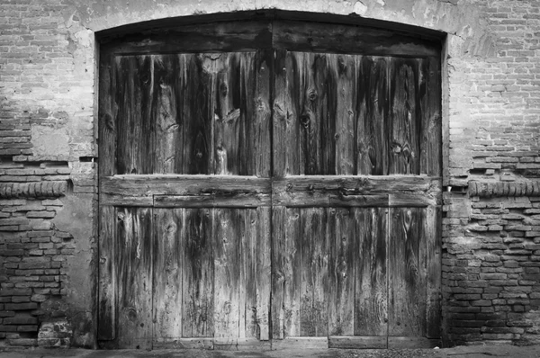 Vieille grande porte en bois noir et blanc — Photo