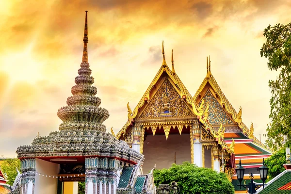 Templet med Smaragdbuddhan, Wat Phra Kaew i solnedgång, Bangkok, Thailand — Stockfoto