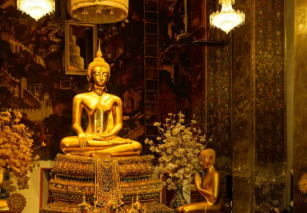 Statues de Bouddha d'or dans un temple bouddhiste thaïlandais. — Photo