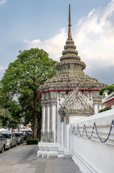 Väggen och klassisk thailändsk arkitektur i Bangkok, Thailand. — Stockfoto