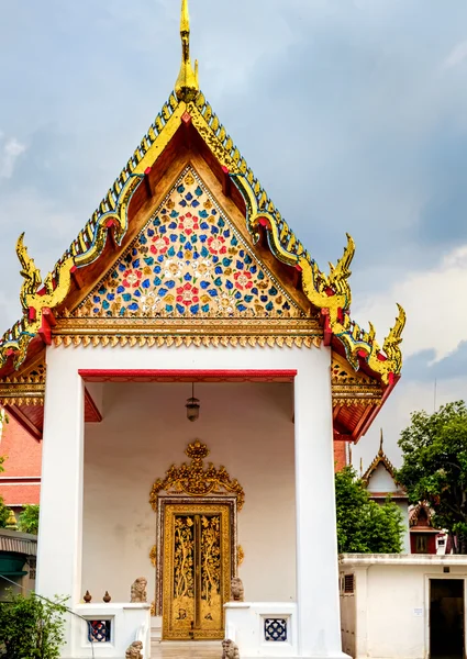 Cassical thailändsk arkitektur i offentliga Wat Pho templet i Bangkok, Thailand. — Stockfoto