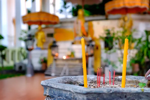 Bâtons d'arôme d'encens brûlants dans l'urne, temple thaïlandais, Thaïlande . — Photo