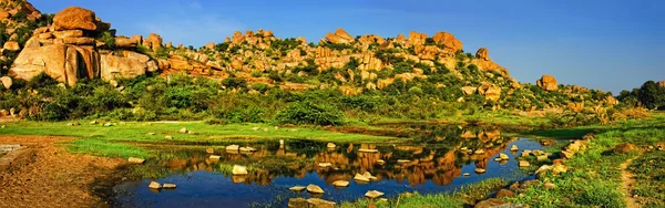 Gyönyörű táj, a nagy sziklák közelében Hampi, India — Stock Fotó