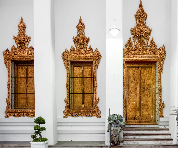 Klassieke Thaise architectuur in openbare tempel Wat Pho, Bangkok, Thailand. — Stockfoto