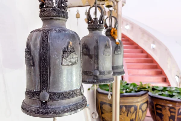 Glocken im thailändischen Stil im buddhistischen Tempel — Stockfoto