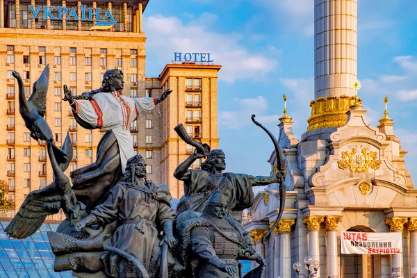 Monumento de los fundadores de la ciudad, Kiev, Ucrania — Foto de Stock