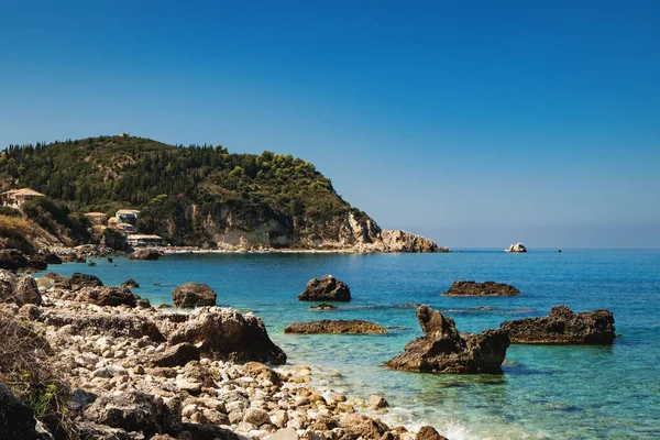 Ідилічний Літній Сонячний День Скелястому Грецькому Пляжі Чудовою Бірюзовою Морською — стокове фото