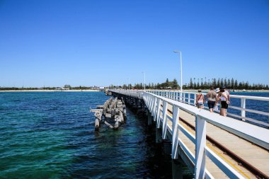 Busselton Jetty ve Forseshore. Busselton Jetty 1841 metre uzunluğundaki güney yarımküredeki en uzun kereste yığınlı iskeledir..