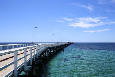 Busselton Jetty ve Forseshore. Busselton Jetty 1841 metre uzunluğundaki güney yarımküredeki en uzun kereste yığınlı iskeledir..