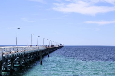 Busselton Jetty ve Forseshore. Busselton Jetty 1841 metre uzunluğundaki güney yarımküredeki en uzun kereste yığınlı iskeledir..