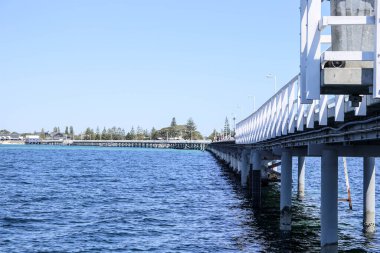 Busselton Jetty ve Forseshore. Busselton Jetty 1841 metre uzunluğundaki güney yarımküredeki en uzun kereste yığınlı iskeledir..