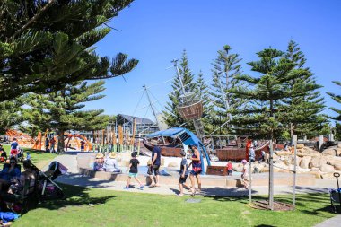 Busselton Jetty ve Forseshore. Busselton Jetty 1841 metre uzunluğundaki güney yarımküredeki en uzun kereste yığınlı iskeledir..