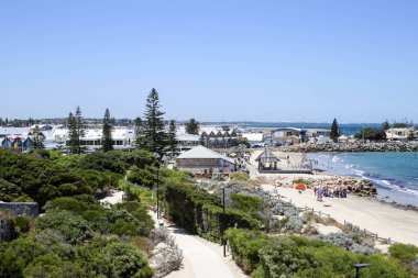 Bathers Sahili, tarihi liman kentinin batı ucundaki Fremantle 'ın merkezinde gizli bir mücevher. İngiliz yerleşiminin ilk yeri ve İngilizlerin 1829' da Kuğu Nehri Kolonisi 'ni kurdukları yer.