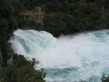 Huka Şelaleleri Yeni Zelanda 'nın Kuzey Adası' ndaki Taupo yakınlarındaki Waikato Nehri üzerindeki en büyük şelalelerdir. Bu Yeni Zelanda 'nın en çok ziyaret edilen doğal cazibesi! Waikato nehri Yeni Zelanda 'nın en uzun nehirlerinden biridir ve Taupo Gölü' nü sular..