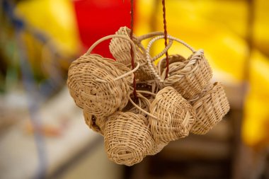 Dekoratif sepet ya da sepet geleneksel olarak yapılır.