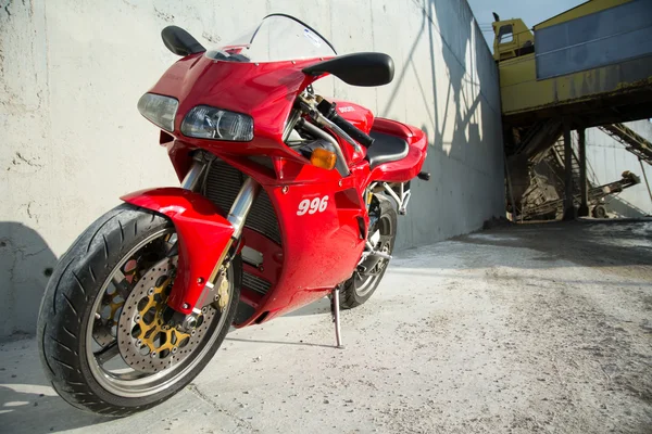 Red Ducati 996s motocicleta — Fotografia de Stock