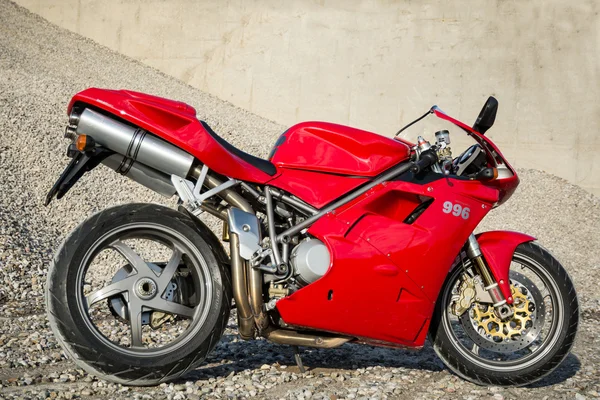 Red Ducati 996s motocicleta — Fotografia de Stock