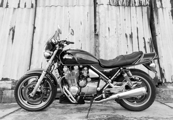 在户外拍摄的川崎西风摩托车 — 图库照片