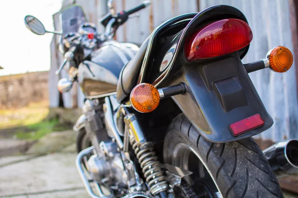 Motocicleta com sinal de volta e luz de freio de parada — Fotografia de Stock