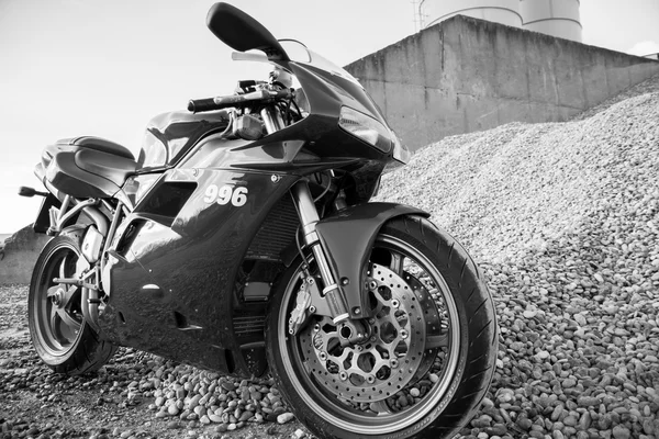 Moto vermelho ducati 996s — Fotografia de Stock