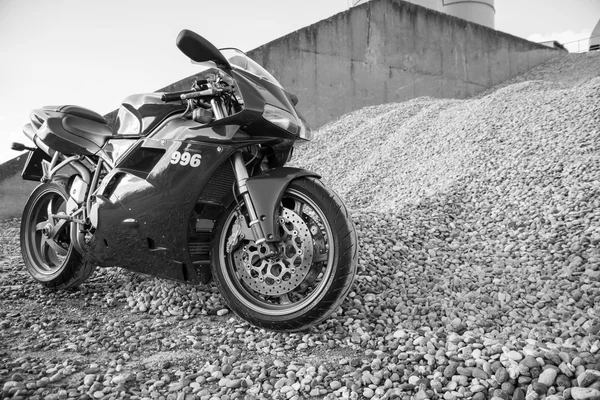 Red ducati 996s motorcycle — Stock Photo, Image