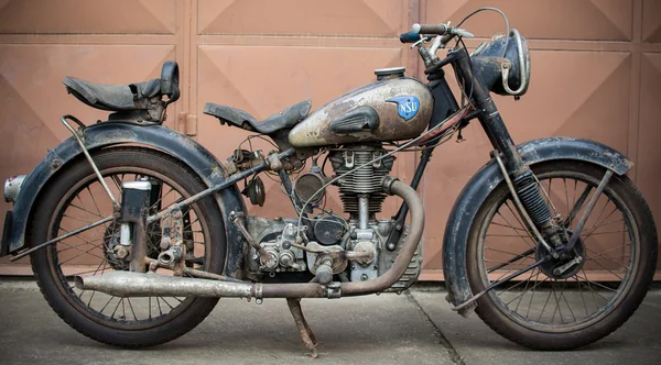 Фотосессия старинного НГУ OSL 251 с 1951 года мотоцикл — стоковое фото