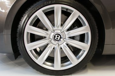 Gümüş Bentley alaşım jant yan görünüm