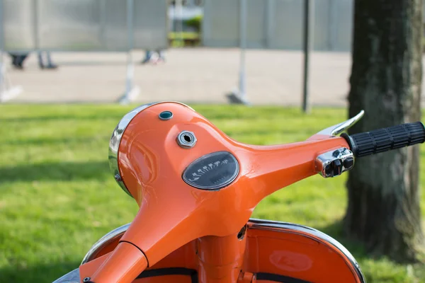 Het stuur van de motorfiets met snelheidsmeter. Oranje kleur. — Stockfoto