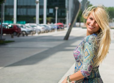 uzun sarı saçlı açık gülümseyen güzel kız