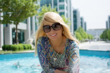 açık havada uzun sarı saçlı güzel kız