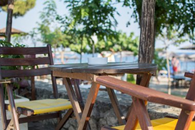 Bir tablo üzerinde kül tablası