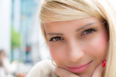 Uzun sarı saçlı açık gülümseyen güzel bir kadının yakın çekim