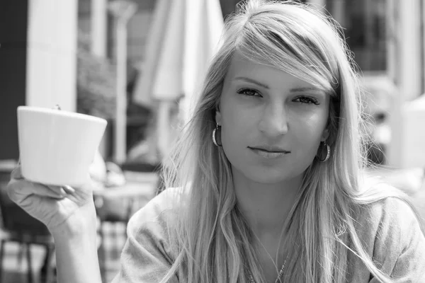 güzel kadın açık havada kahve içme