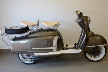 Paliç, Sırbistan: 1 Kasım 2020. 1959 'dan kalma NSU Prima motosikleti beyaz duvarın yanında evin içinde çekilmiş. Eski model. Sabahın köründe. Renkli resimler.