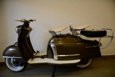 Paliç, Sırbistan: 1 Kasım 2020. 1959 'dan kalma NSU Prima motosikleti beyaz duvarın yanında evin içinde çekilmiş. Eski model. Sabahın köründe. Renkli resimler.