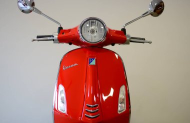 Paliç, Sırbistan: 6 Eylül 2020. Vespa primavera motosikleti garajda çekilmiş. Güzel kırmızı renk. Renkli resimler. İtalyanca simge.