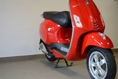 Paliç, Sırbistan: 6 Eylül 2020. Vespa primavera motosikleti garajda çekilmiş. Güzel kırmızı renk. Renkli resimler. İtalyanca simge.