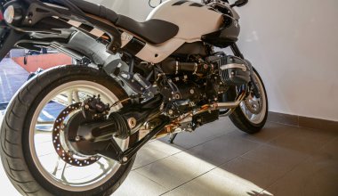 Paliç, Sırbistan: 8 Eylül 2020. BMW R 1150 R Rockster 80 EDITION 2005 model motosiklet garajda çekilmiş. BMW Motorrad 'ın 80 yıllık spor motosikleti üretimi. Renkli resimler.