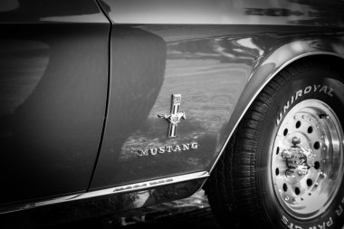 Subotica, Sırbistan-Temmuz 05,2015. Ford Mustang 289 edelbrock yıllık oldtimer araba Subotica 2015 göster. Çeşitli vintage arabalar ve motosikletler. Oldtimer Club Subotica kuruluşta.