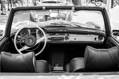 Subotica, Sırbistan-Temmuz 05,2015. Mercedes Sl280 yıllık oldtimer araba 1971'den itibaren göstermek Subotica 2015.Various vintage arabalar ve motosikletler, 30 yıl yaşlı ve daha fazlası. Oldtimer Club Subotica kuruluşta.