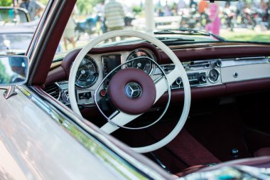 Subotica, Sırbistan-Temmuz 05,2015. Mercedes Sl280 yıllık oldtimer araba 1971'den itibaren göstermek Subotica 2015.Various vintage arabalar ve motosikletler, 30 yıl yaşlı ve daha fazlası. Oldtimer Club Subotica kuruluşta.