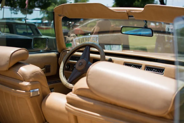 Subotica, Serbia -luglio 05,2015. XVII Anziano raduno Subotica 2015. Varie auto e moto. Cadillac Eldorado dal 1971. Focus selettivo . — Foto Stock