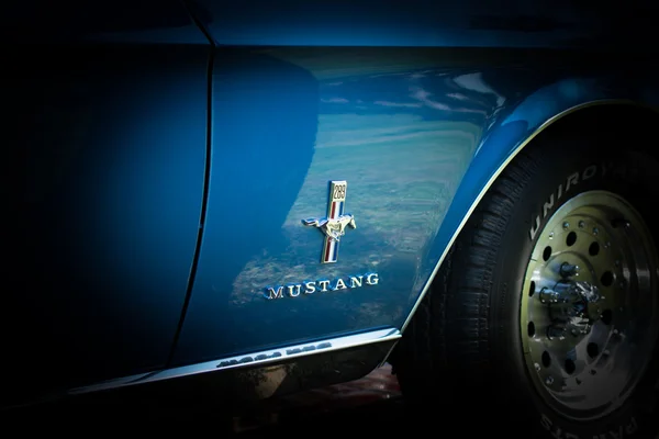Szabadka, Szerbia-július 05,2015. Ford Mustang 289 edelbrock éves veterán autó megjelenítése Szabadka 2015-ig. Különböző veterán autók és motorkerékpárok. A szervezet a veterán klub Szabadka. — Stock Fotó