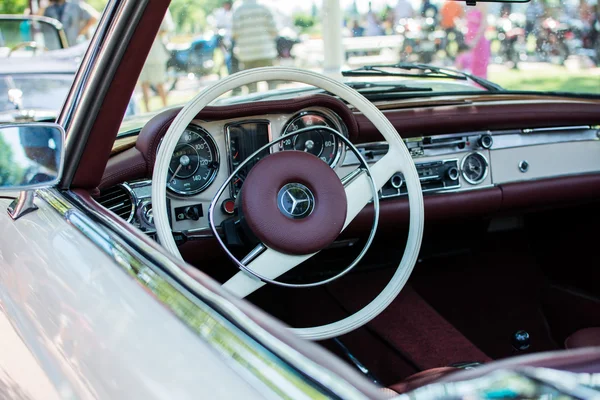 Subotica, Sırbistan-Temmuz 05,2015. Mercedes Sl280 yıllık oldtimer araba 1971'den itibaren göstermek Subotica 2015.Various vintage arabalar ve motosikletler, 30 yıl yaşlı ve daha fazlası. Oldtimer Club Subotica kuruluşta. — Stok fotoğraf