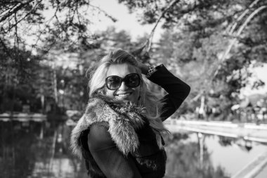 Güzel uzun sarı saçlı genç çekici seksi kadın. Siyah ve beyaz fotoğraf.