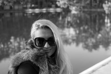 Güzel genç seksi çekici Rus kızla sarı saçlı bir parkta. Siyah ve beyaz fotoğraf.