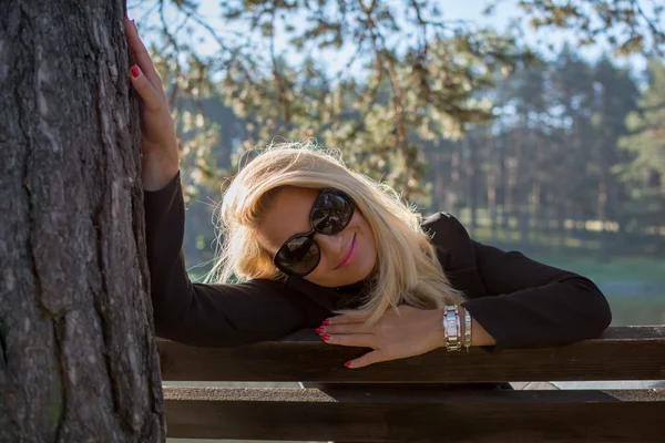 Menina atraente sexy nova bonita com cabelo loiro em um parque — Fotografia de Stock